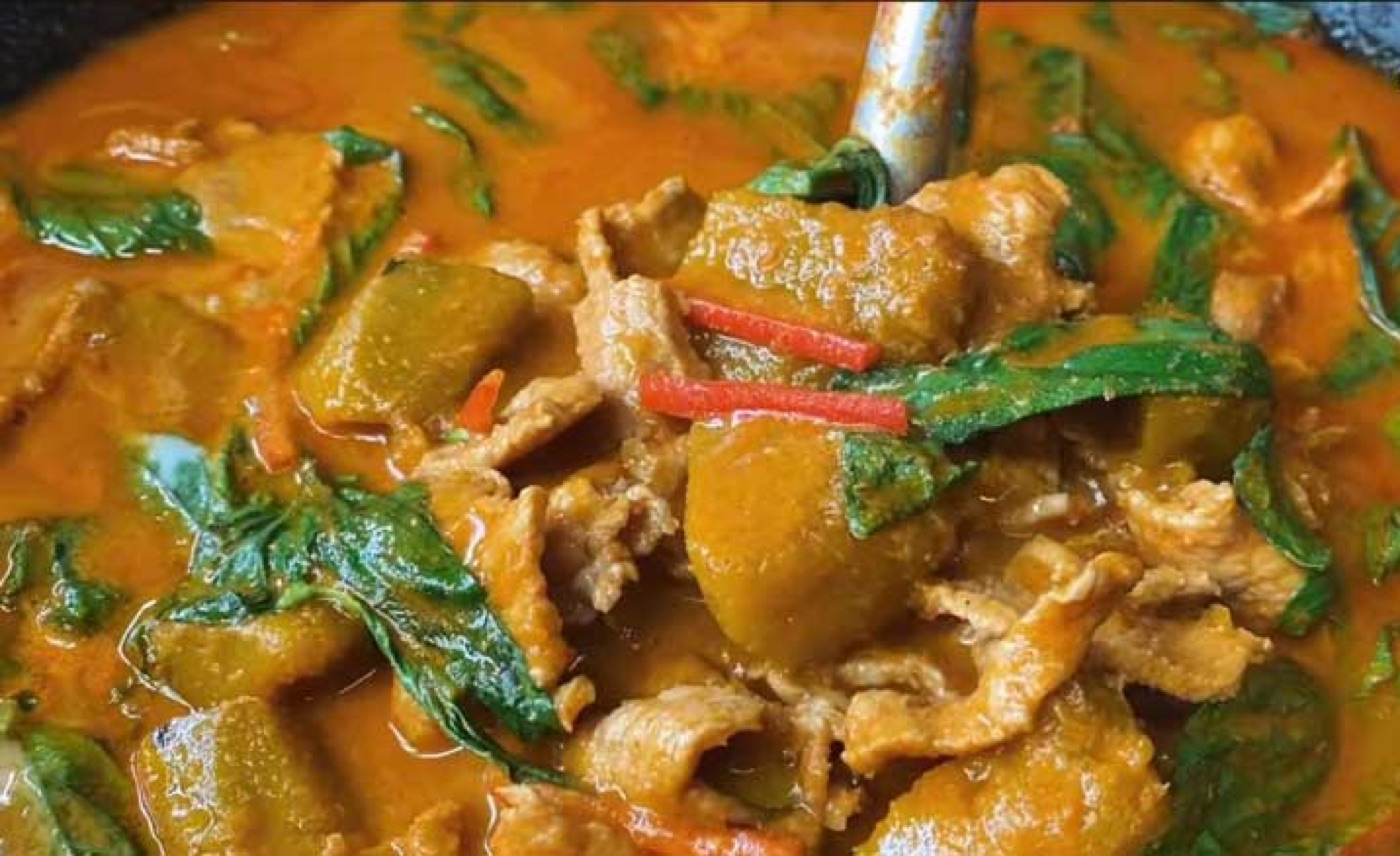Cà ri bí đỏ thịt heo kiểu Thái, công thức gia truyền của quán cơm cà ri